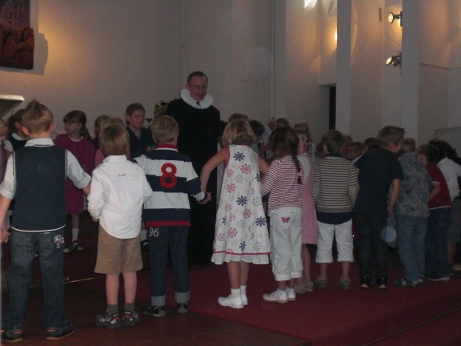 Foto: Pastor Stender und Schulkinder