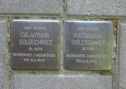 Foto: Stolpersteine vor dem Arthur-Goldschmidt-Haus, Kückallee 43, Reinbek