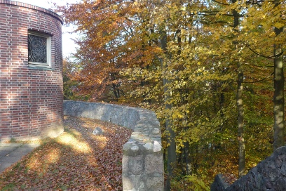 Foto: Herbstwald rechts neben der Kirche