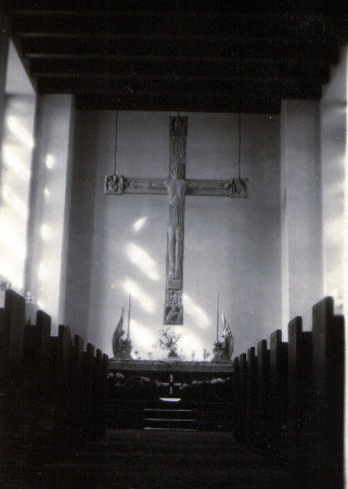Foto: Altar und Kreuz vor dem Brand