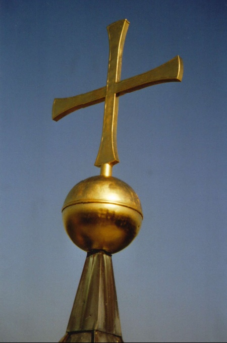 Foto: Das renovierte Kreuz auf dem Kirchturm