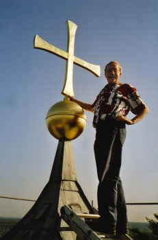 Foto: Kreuz auf dem Kirchturm mit Pastor Erich Zschau
