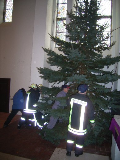 Foto: Aufstellen des Weihnachtsbaums durch die Feuerwehr