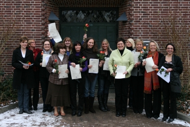 Foto: Mitarbeiterinnen mit Zertifikaten