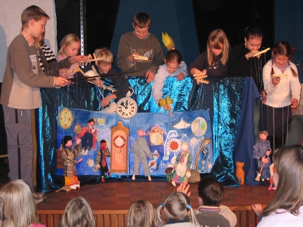 Foto: Szene aus Momo mit Marionetten